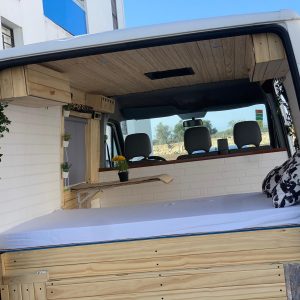 dormitorio visto por la parte de atras de la camper